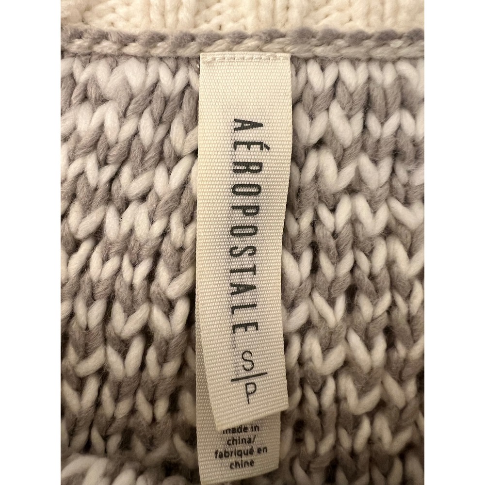 Aeropostale Womens Grey Cream Chevron Knit Crewneck Sweater Size Small High-Low - Picture 4 of 8